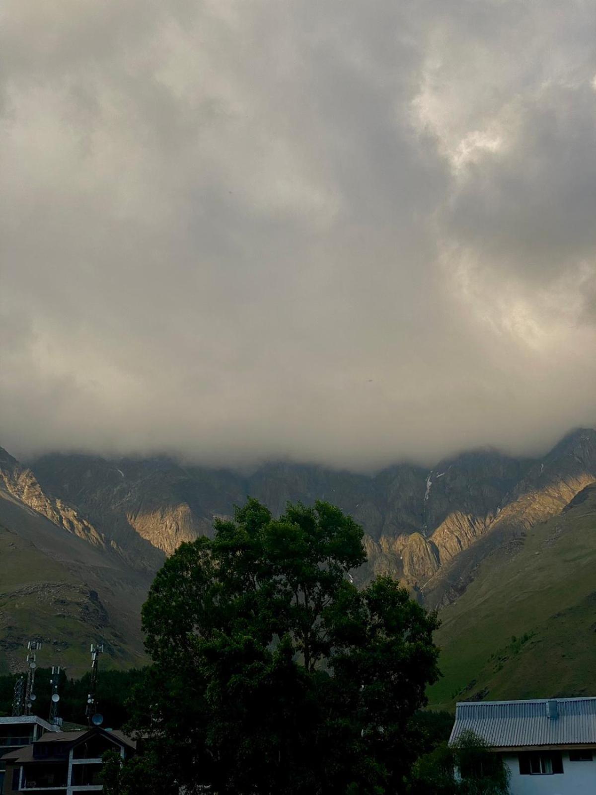 Mood Hotel Kazbegi Stepantsminda Exterior foto