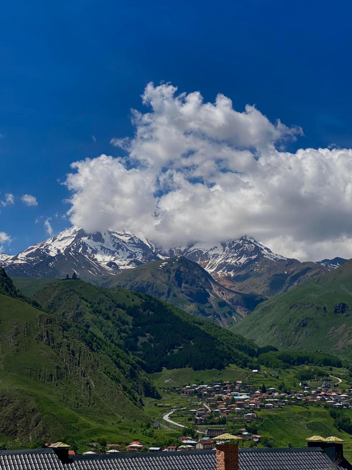 Mood Hotel Kazbegi Stepantsminda Exterior foto