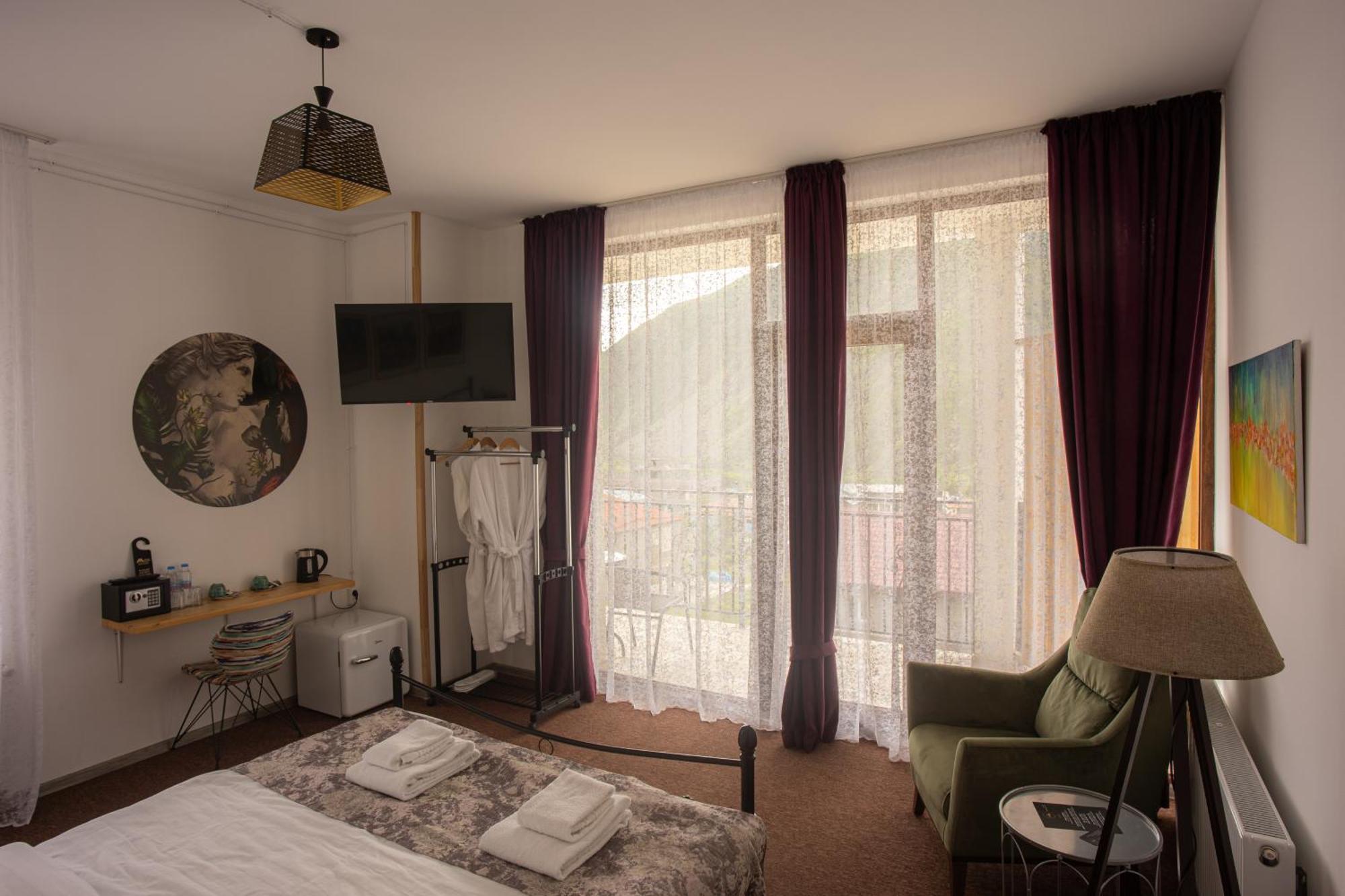 Mood Hotel Kazbegi Stepantsminda Exterior foto