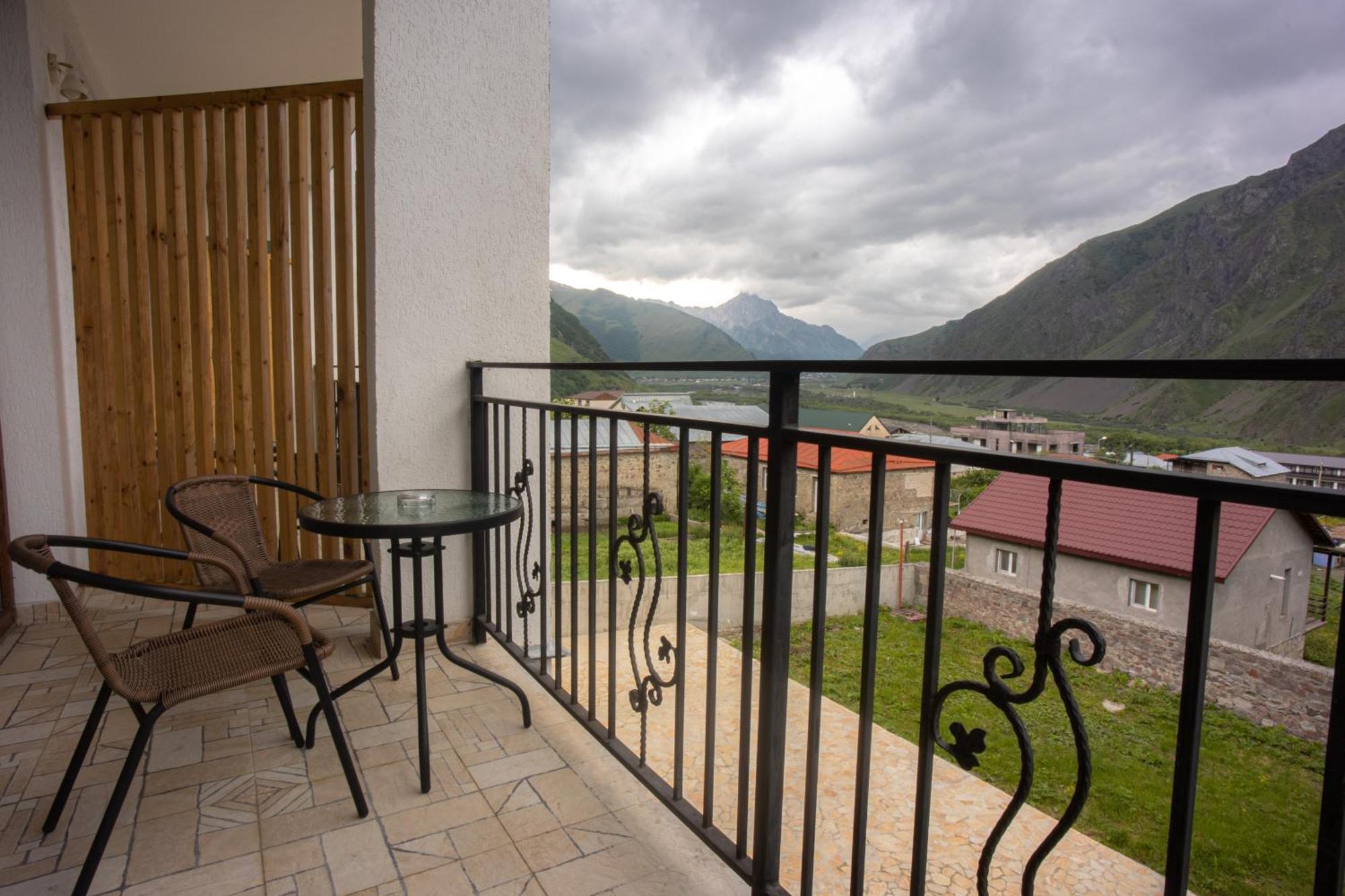 Mood Hotel Kazbegi Stepantsminda Exterior foto