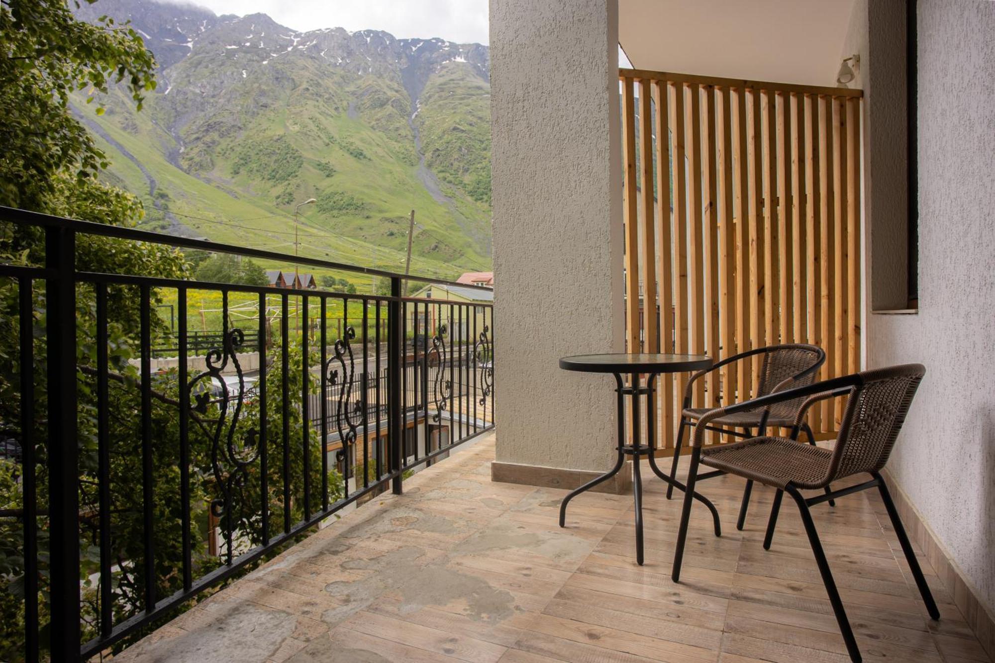Mood Hotel Kazbegi Stepantsminda Exterior foto